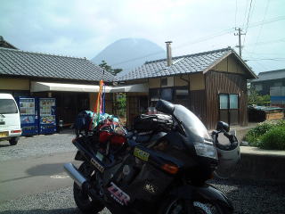飯山町の中村うどん。道が狭く少しわかりにくい。写真奥の山は、讃岐富士こと飯野山（422ｍ）。