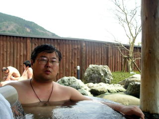木桶の露天風呂で極楽気分。