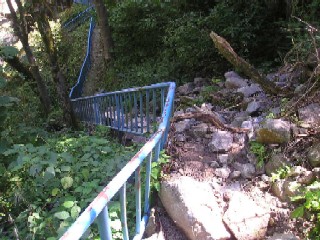 五太子の滝へと続く遊歩道も崖崩れ。
