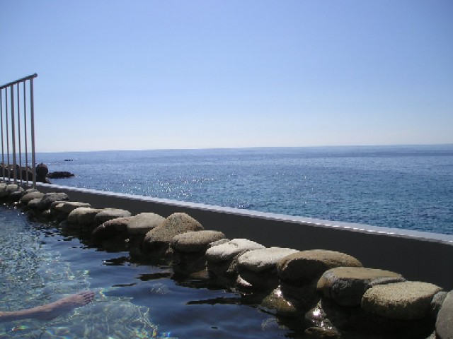 露天風呂からは青い空と日本海が一望。