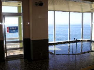 内風呂からもガラス越しに日本海が望める。