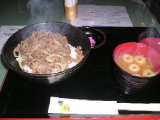 蔵羽の近江牛丼（800円）。