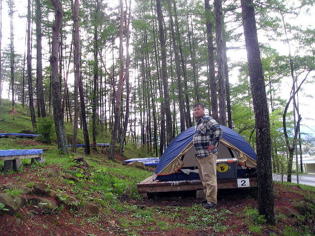 戸塚森林公園キャンプ場。林間にあるサイト。