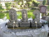 万葉池のほとりにある釈迦三尊像で、柄杓で水を右は１回、中は２回、左は３回かけるとそれぞれ願いが叶うそうだ。