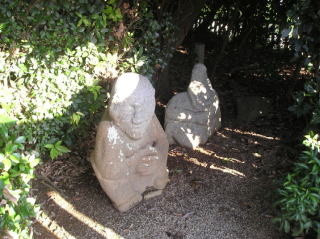 墓所内にある石像。その異様の風体から「桧隈の猿石」と呼ばれている。