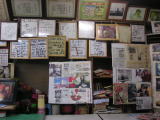 店内にはタレントの松村や内山君などの写真や色紙が。