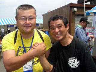 １００万キロを走っている鉄人カソリこと賀曽利隆さんと記念撮影。