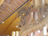 天井には米藁で造られた龍が