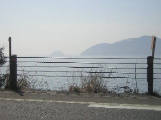 奥琵琶湖パークウェイ（右）と琵琶湖に浮かぶ竹生島（左）。