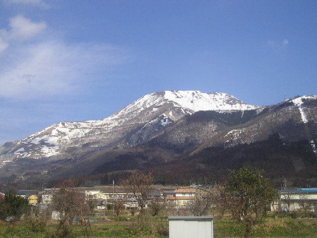 山頂部には雪の残る伊吹山。