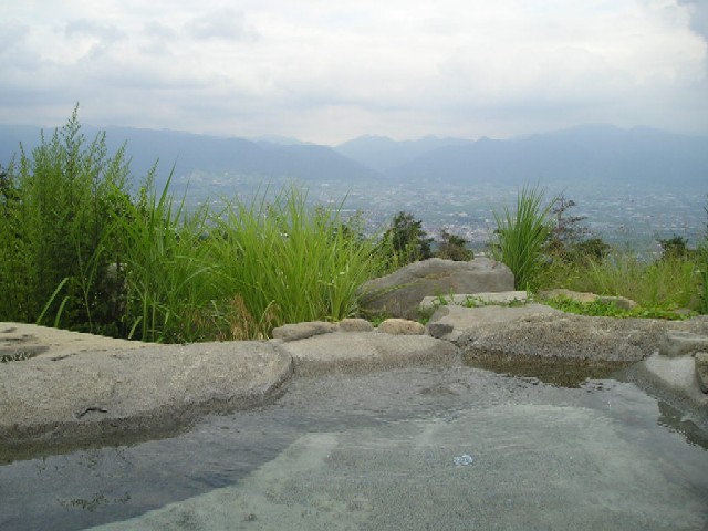 海抜700ｍの露天風呂からは、甲府盆地の雄大な景色が広がる。