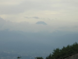 雲海からわずかに富士山頂が顔を出していた。