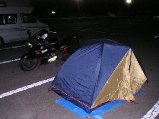 芝生部分がなかったので、仕方なく駐車場にテントを張った。