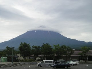 富士山頂には笠雲がかかっていた。笠雲がかかるという事は雨が降るのだろうか？