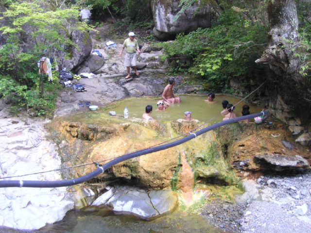 渓谷沿いにある野趣溢れる混浴露天風呂。