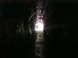 トンネル内部は照明がないところもあり、かなり暗い。