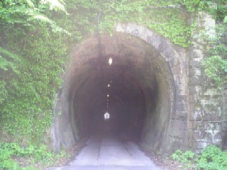 トンネルから蒸気機関車がでてきそう？