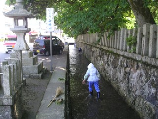 地元の方が神社の周りの川を清掃されていた。