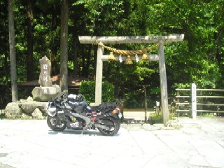若狭彦神社の外苑でもあり、入口には鳥居がある。