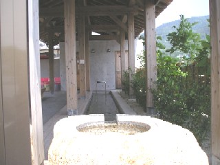 敷地内には伊吹特産の薬草を使った足湯があったが、有料だった。