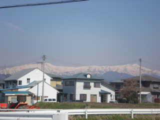 残雪具合が暦代わりとされる福島・新潟県境の飯豊山。