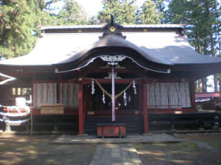 本殿。味耜高彦根命・日本武尊を祭神として祀っている。