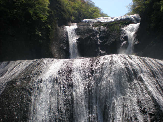 久慈川の支流・滝川にかかる落差120m、幅73mの滝。別名を四度の滝とも言われる。