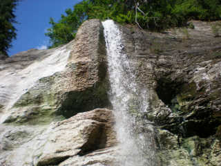 豪快に流れ落ちる滝の水は温泉。