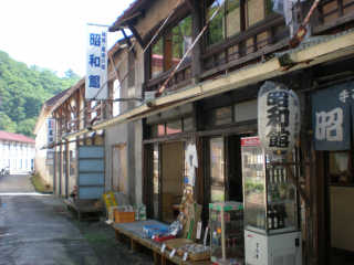 通路の両脇には、宿坊やお土産店、食堂が建ち並ぶ。