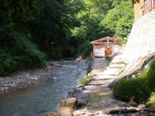 夏油川の川岸に露天風呂がある。