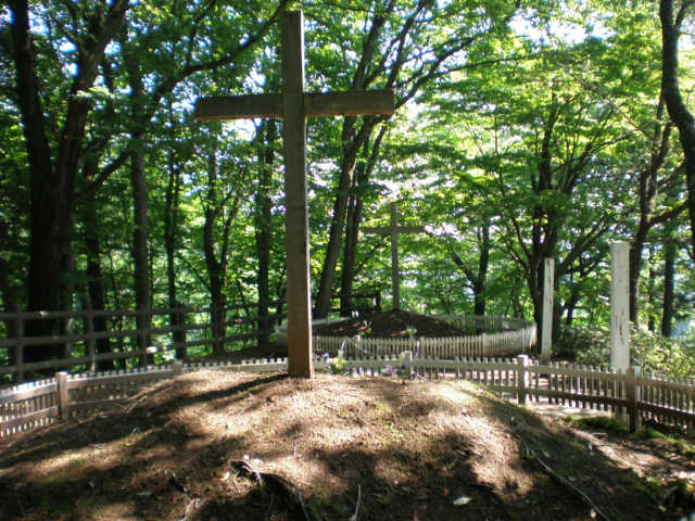 小高い丘を登っていくと、こんもり盛り上がった墳丘に立てられた十字架が２つある。