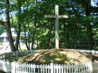 向かって左にあるのが、キリストの弟、イスキリの墓とされる「十代塚」