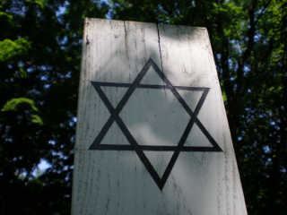 十字架にはダビデの紋章、六芒星。