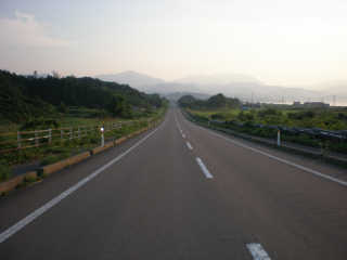 今別町付近では北海道のような直線路。