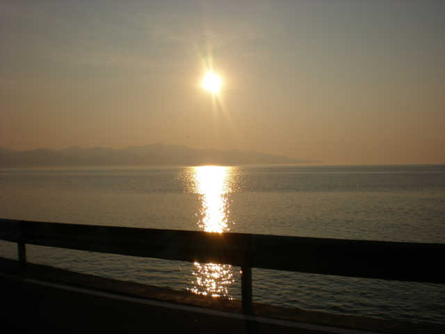 津軽海峡に沈み夕日。