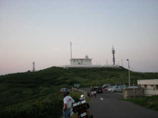 龍飛崎灯台前には夕日を見ようとする観光客やライダーが大勢いた。