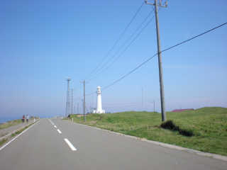 前方に白亜の灯台が見えてきた。
