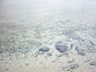 宇曽利山湖の湖水は不気味なぐらい透明だった。