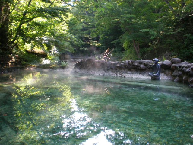 川のそばに作られた大きな露天風呂。でも湯温は45度近くある。