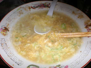 食べ終わった皿をカウンターに出すと、”ちいたんたん（50円）”という玉子スープを作ってくれる。