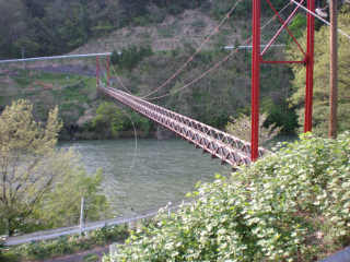 最上川にかかる吊橋。