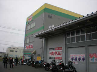 仙台港近くの大型バイク用品店。