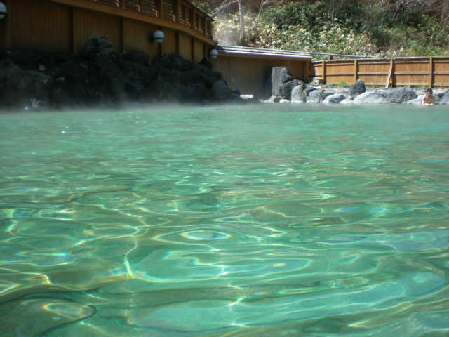 広さ500�uとまさに池の様な露天風呂。