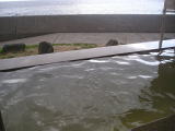 目の前に敦賀半島と日本海がひろがる露天風呂。