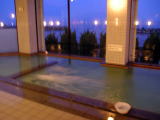 ゆうばえ浴場。目の前が国道を挟んですぐ日本海なので眺めは最高。
