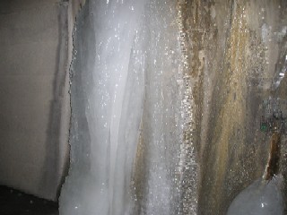 九頭竜ダム付近のトンネル内の壁には、大きな氷の柱ができていた。