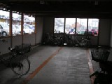 屋根付の駐輪場。でもビッグバイクではチョッと狭い。