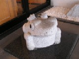 玄関横に置かれてあった可愛らしいカエルの石像。