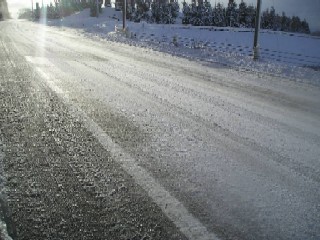 伊吹山麓付近。路面はすっかり凍っていた。