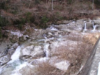 水の浸食作用で造られた渓谷美が楽しめる。